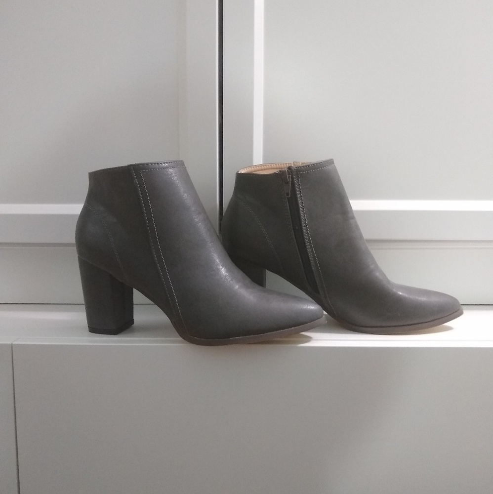 Excellent condition: Grey ankle boots